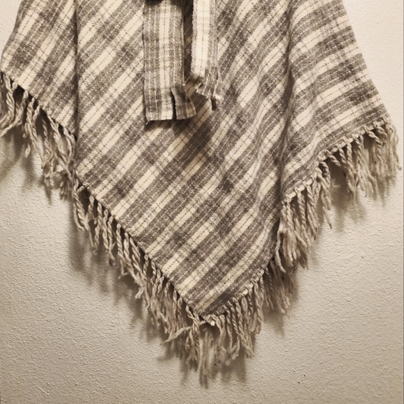 Frank's Cream & Gray Jacquard Poncho Shawl - Picture 2 of 6